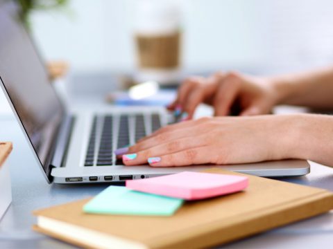 استراتژی محتوای لینکدین کمک میکند برند شخصی خود را بسازید، با مخاطبان خود ارتباط برقرار کنید و درها را به سوی فرصتهای جدید باز کنید.